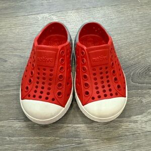 Native Kids Water Shoes - Red and White Size 4